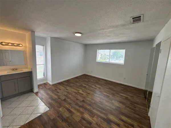 $1,100 | 8405 Wilcrest Drive, Unit 1702, Houston, TX 77072