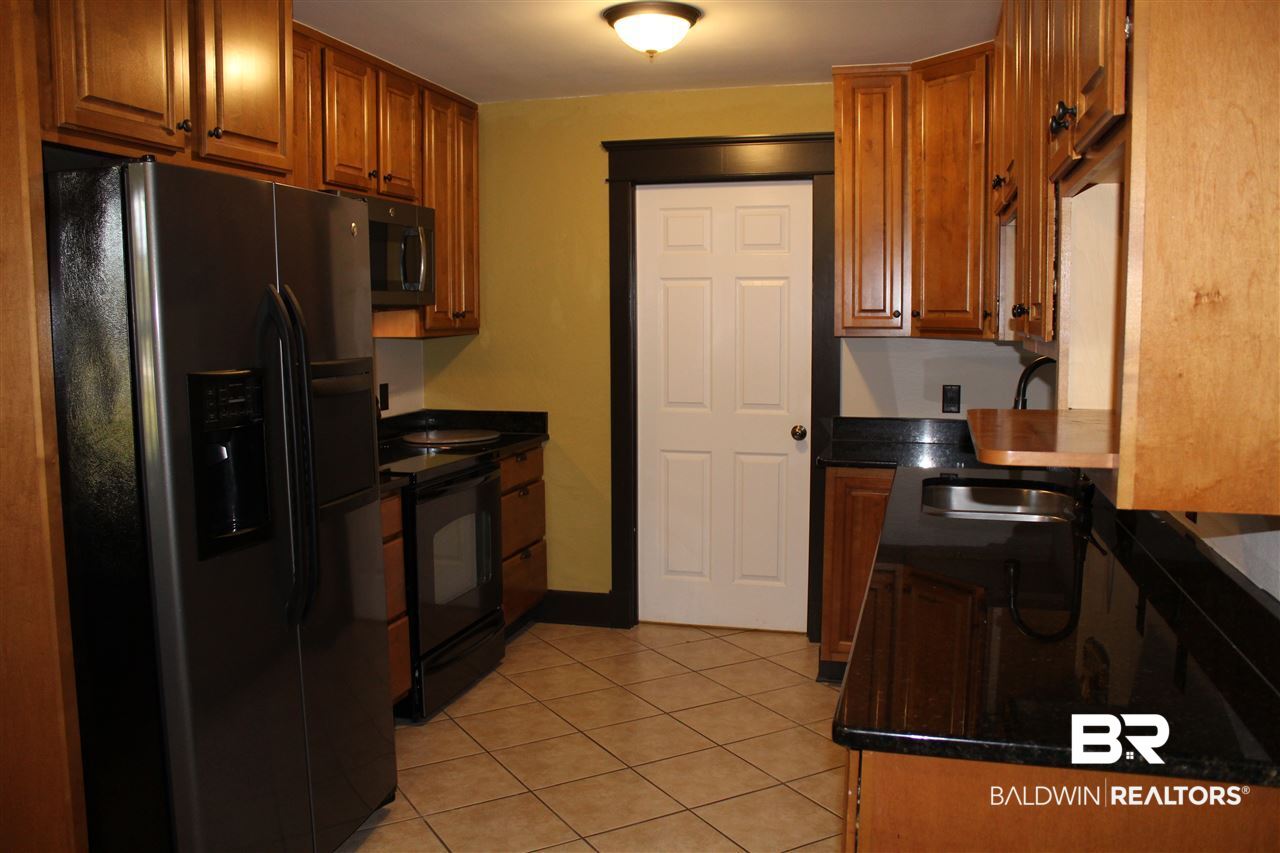 23035 Swift Church Road Foley, AL 36535 - Photo 3 of 16 All appliances Remain, granite counters