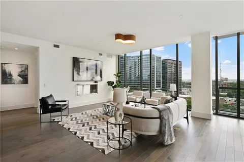 a en suite bathroom with a double vanity sink and mirror