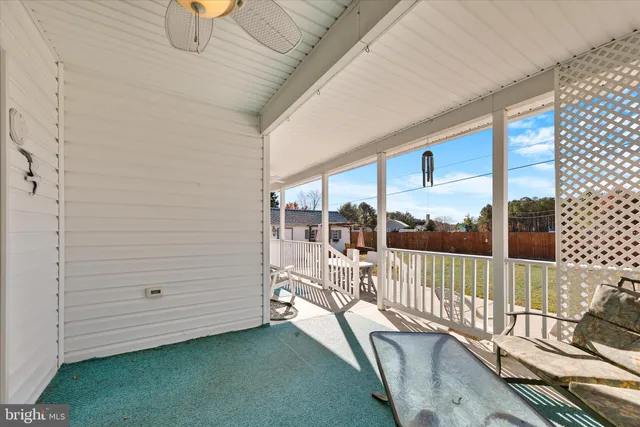 a black and white photo of a picture