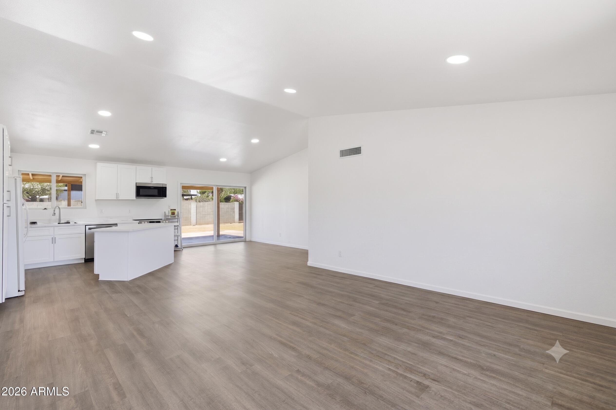 2826 East Cactus Road Phoenix, AZ 85032 - Photo 8 of 21 Great Room