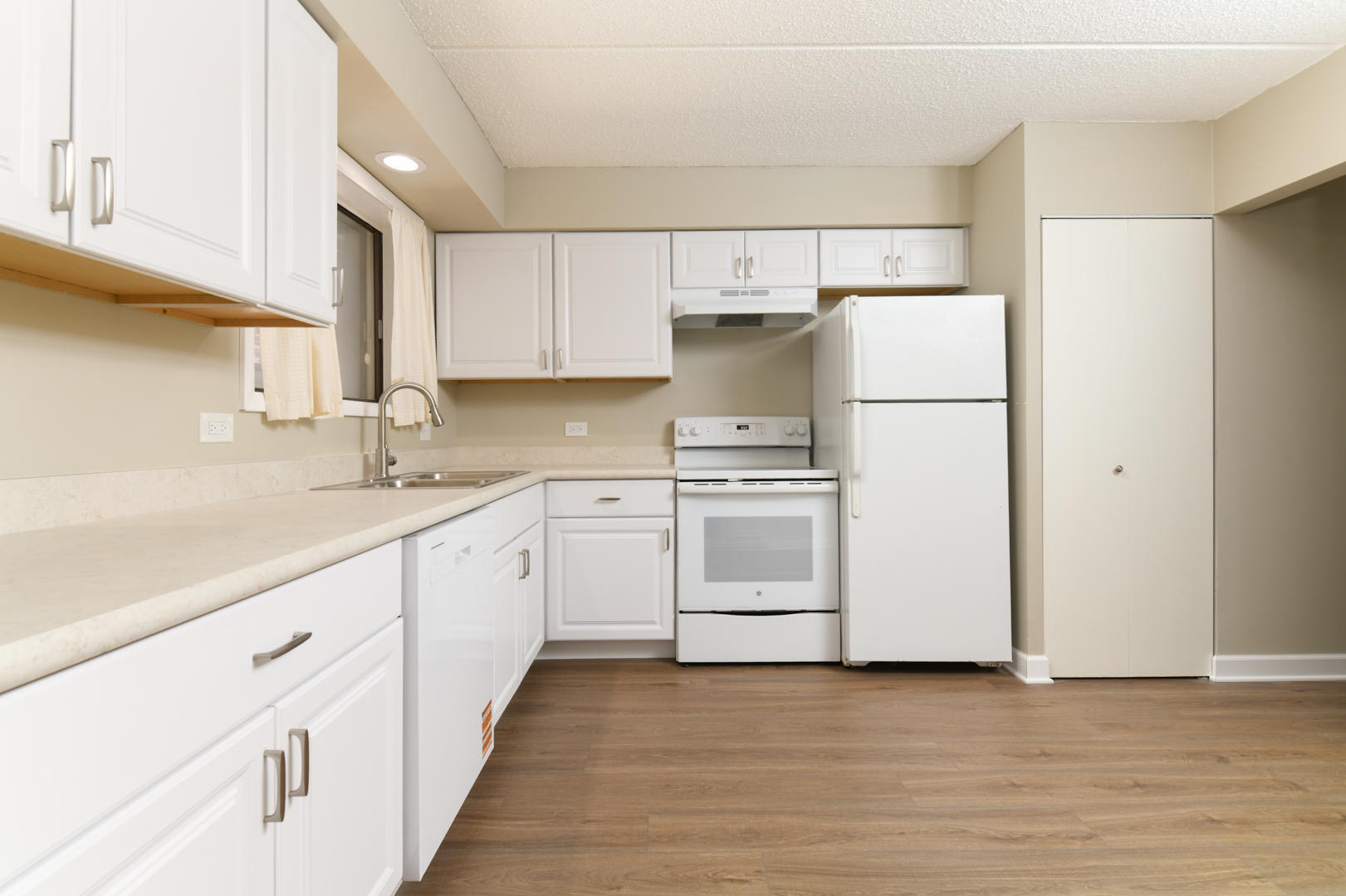 953 North Rohlwing Road, Unit GB Addison, IL 60101 - Photo 12 of 25 a kitchen with white cabinets and white appliances