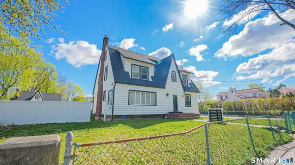 a view of an house with backyard
