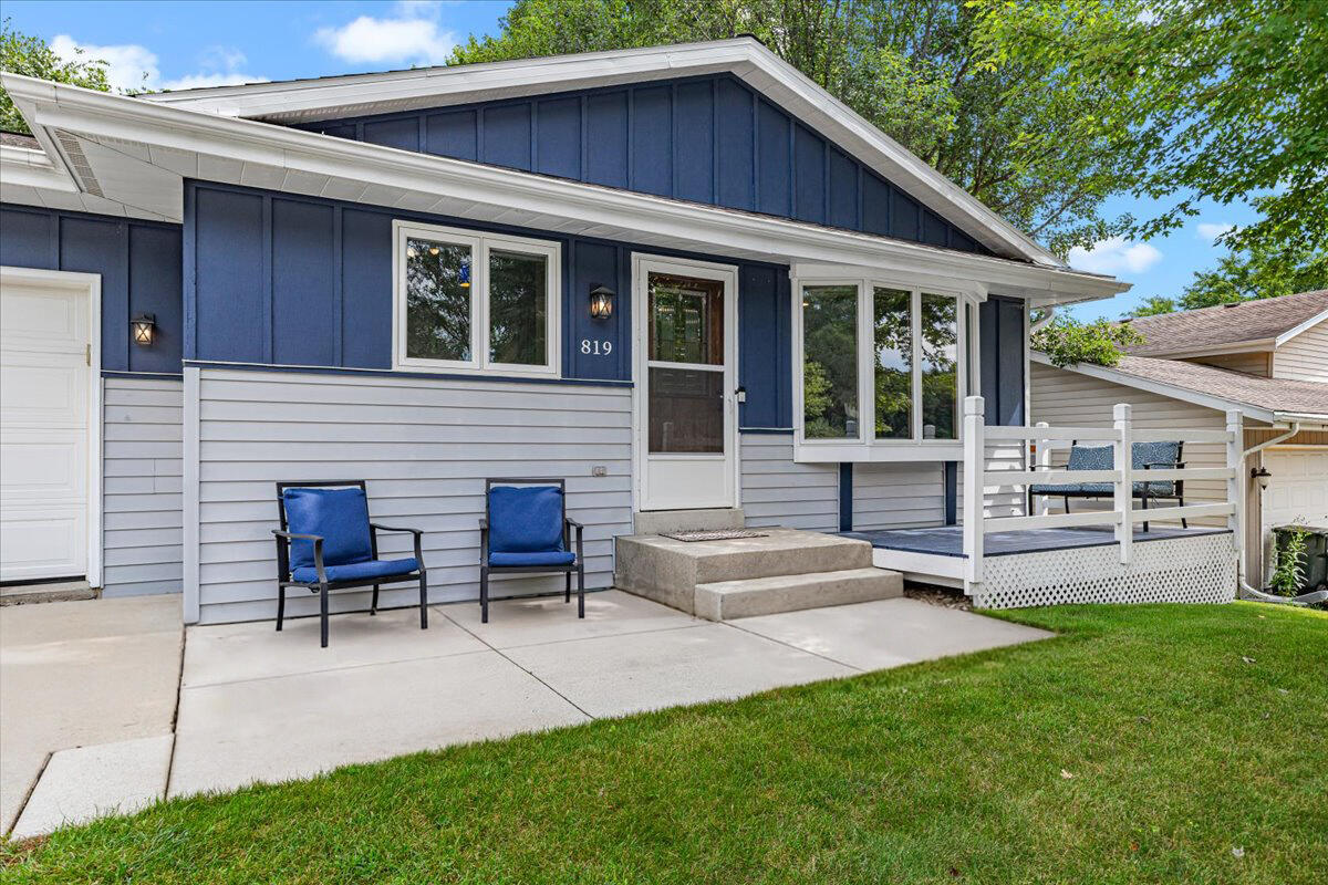 819 Kings Ridge Court East West Bend, WI 53090 - Photo 2 of 41 Front Porch
