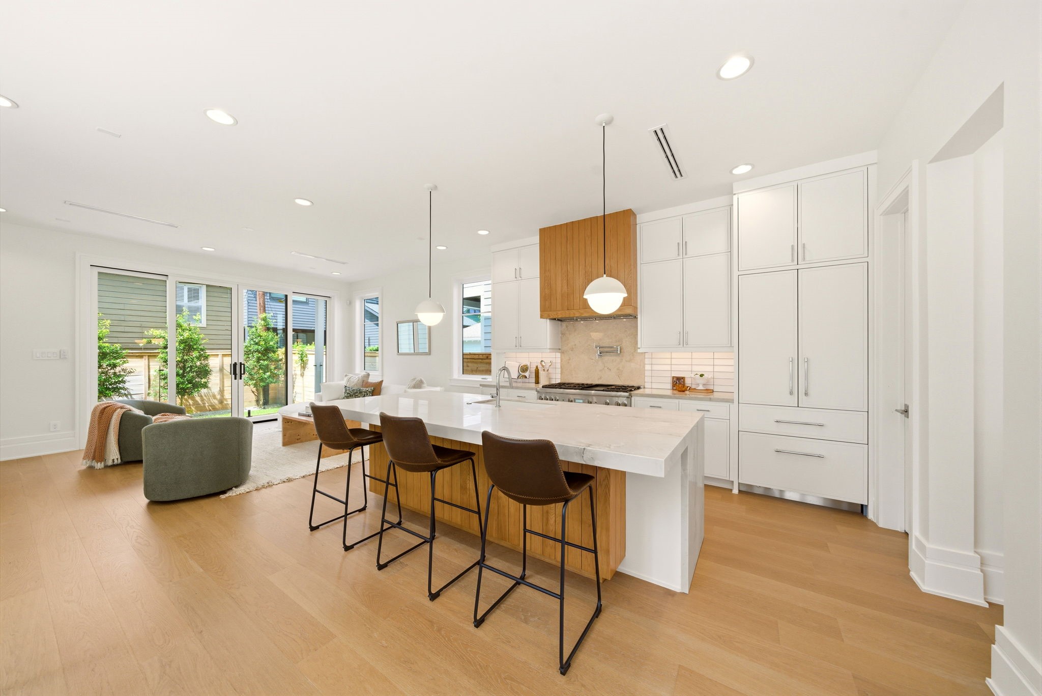 1023 Euclid Street Houston, TX 77009 - Photo 5 of 50 Beautifully designed chef’s kitchen with abundant storage, sleek finishes, and expansive entertaining space.