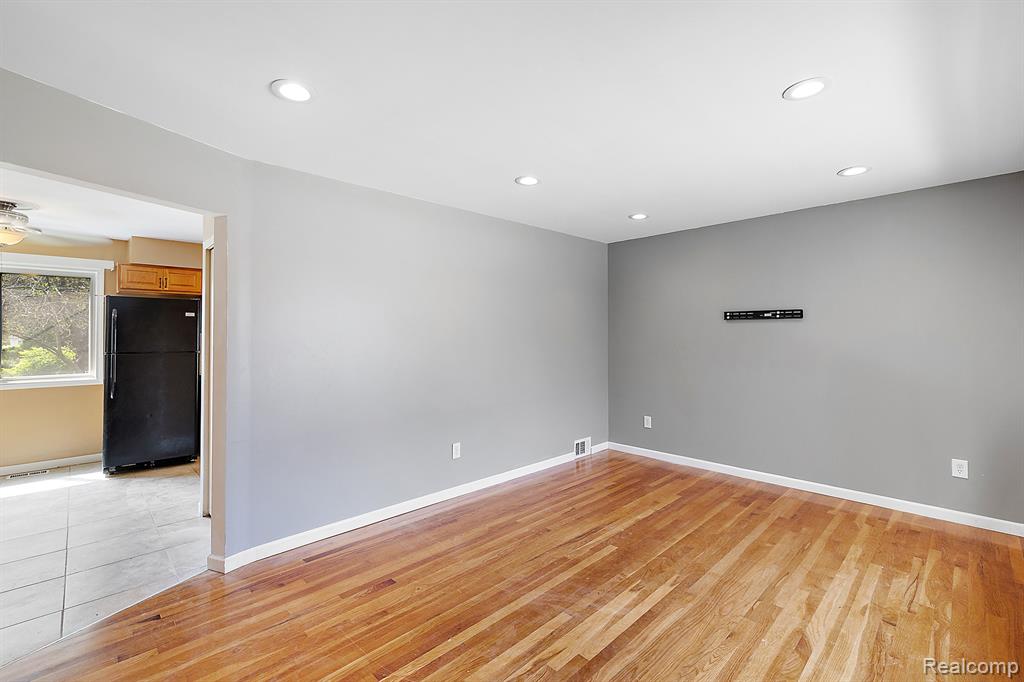 32001 Schoenherr Road Warren, MI 48088 - Photo 4 of 27