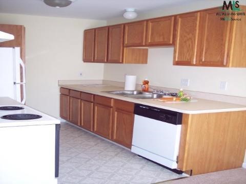 28175 Raleigh Crescent New Baltimore, MI 48051 - Photo 2 of 9 351365-1.JPG