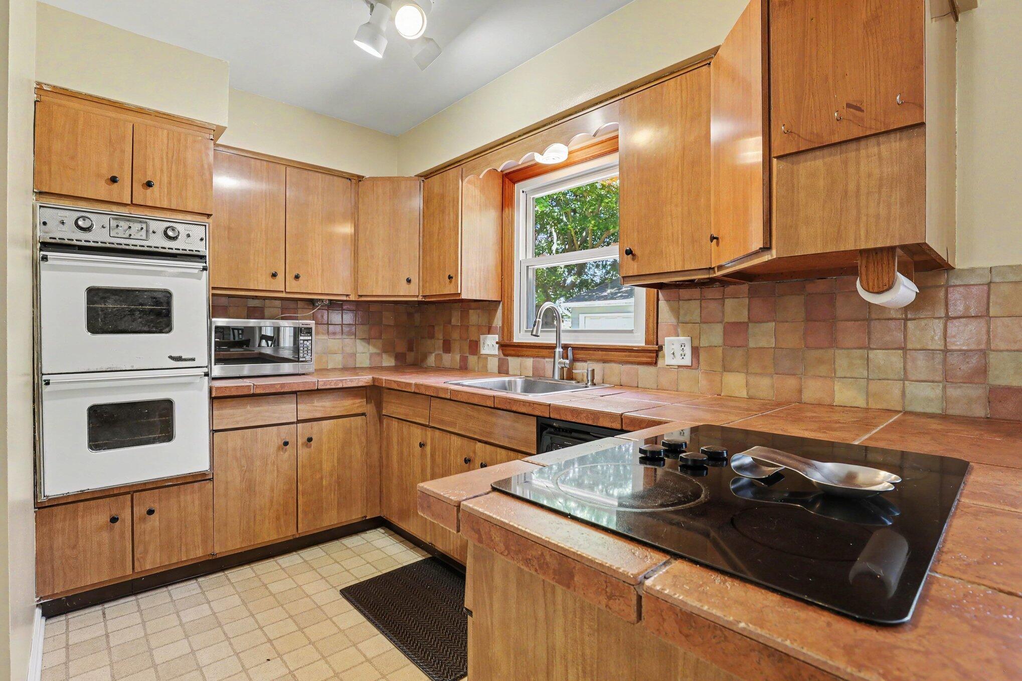 1653 Ridgeview Street Southeast Grand Rapids, MI 49506 - Photo 11 of 30 011_file_6360