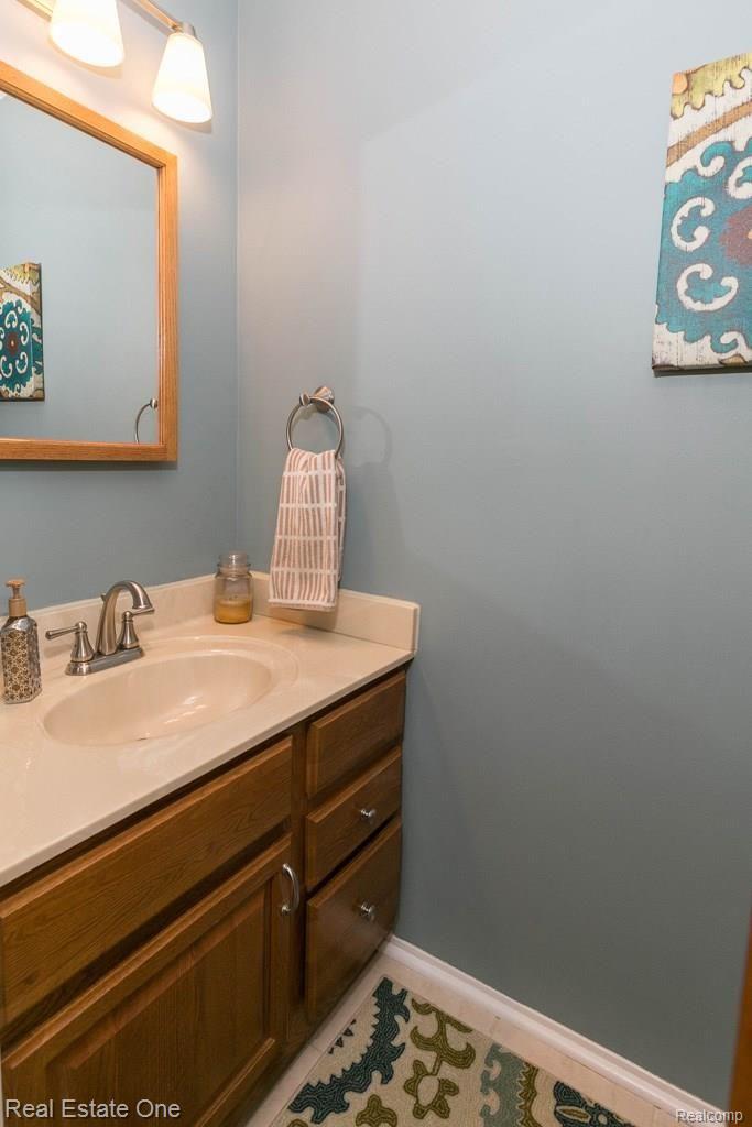 16472 Riverside Drive Livonia, MI 48154 - Photo 20 of 27 Half Bath - First Floor.jpg