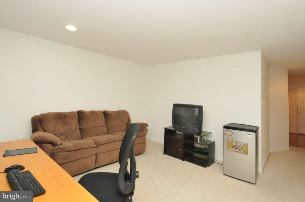 22011 Box Car Square Sterling, VA 20166 - Photo 20 of 23 Family Room