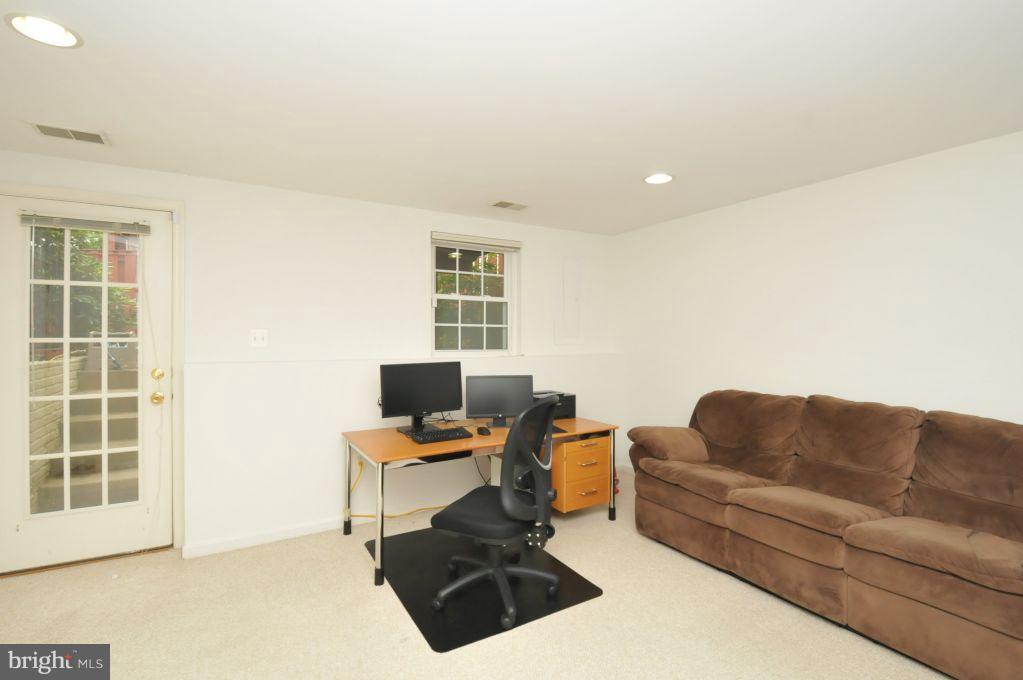 22011 Box Car Square Sterling, VA 20166 - Photo 21 of 23 Walk out family room