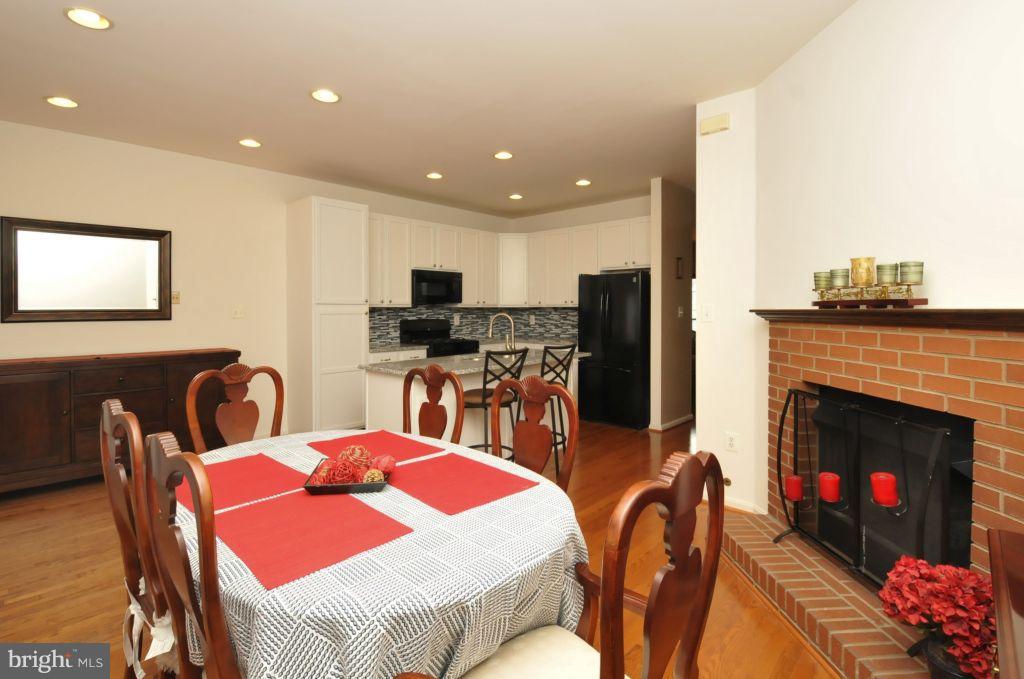 22011 Box Car Square Sterling, VA 20166 - Photo 4 of 23 Country kitchen dining