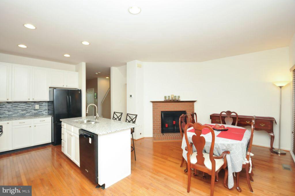 22011 Box Car Square Sterling, VA 20166 - Photo 5 of 23 Granite, stainless steel and wood floors