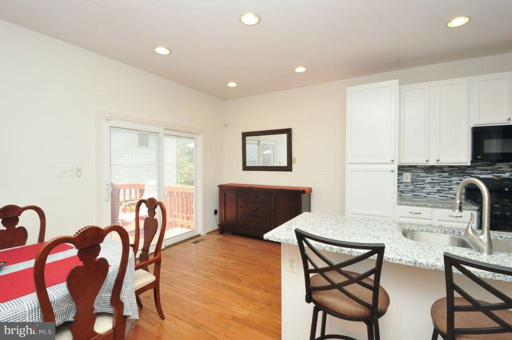 22011 Box Car Square Sterling, VA 20166 - Photo 6 of 23 Large center island