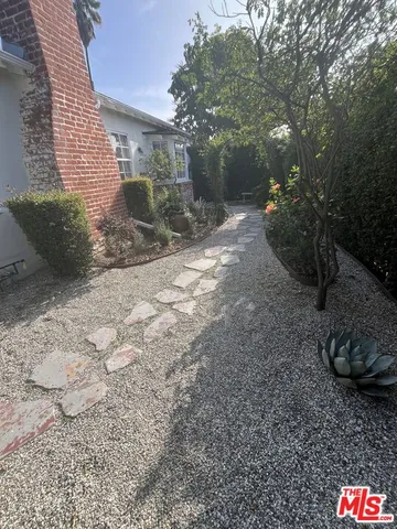 a view of a backyard