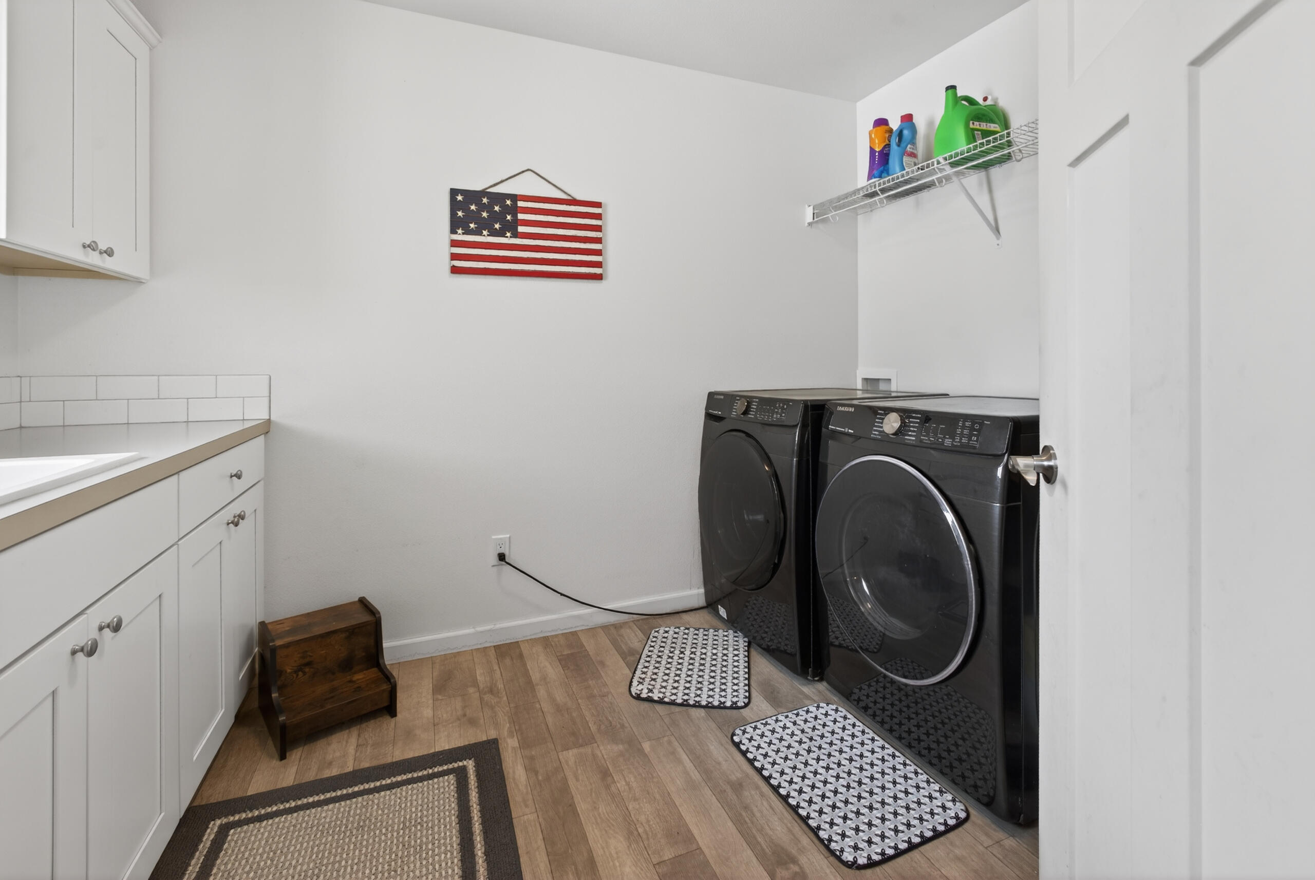 61112 Ferguson Road Bend, OR 97702 - Photo 21 of 47 Laundry Room