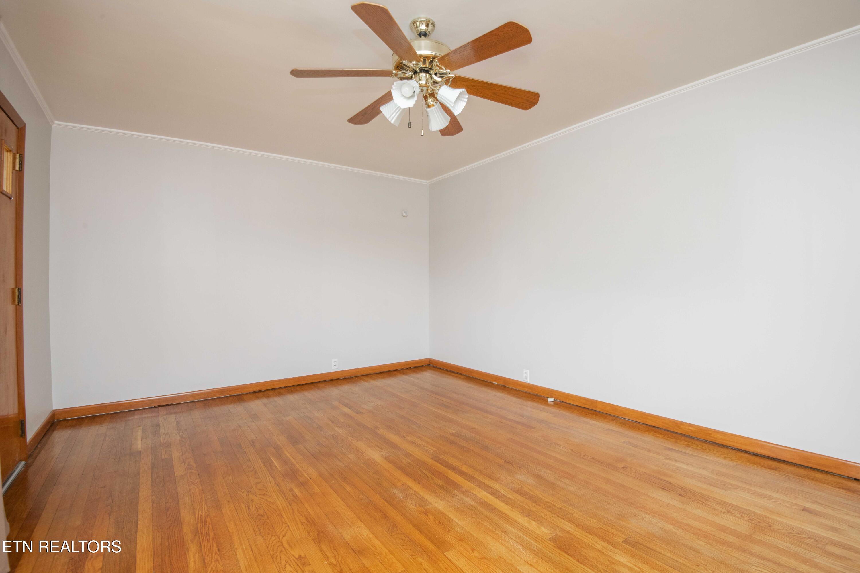 509 Riverside Drive Clinton, TN 37716 - Photo 11 of 52 living_1
