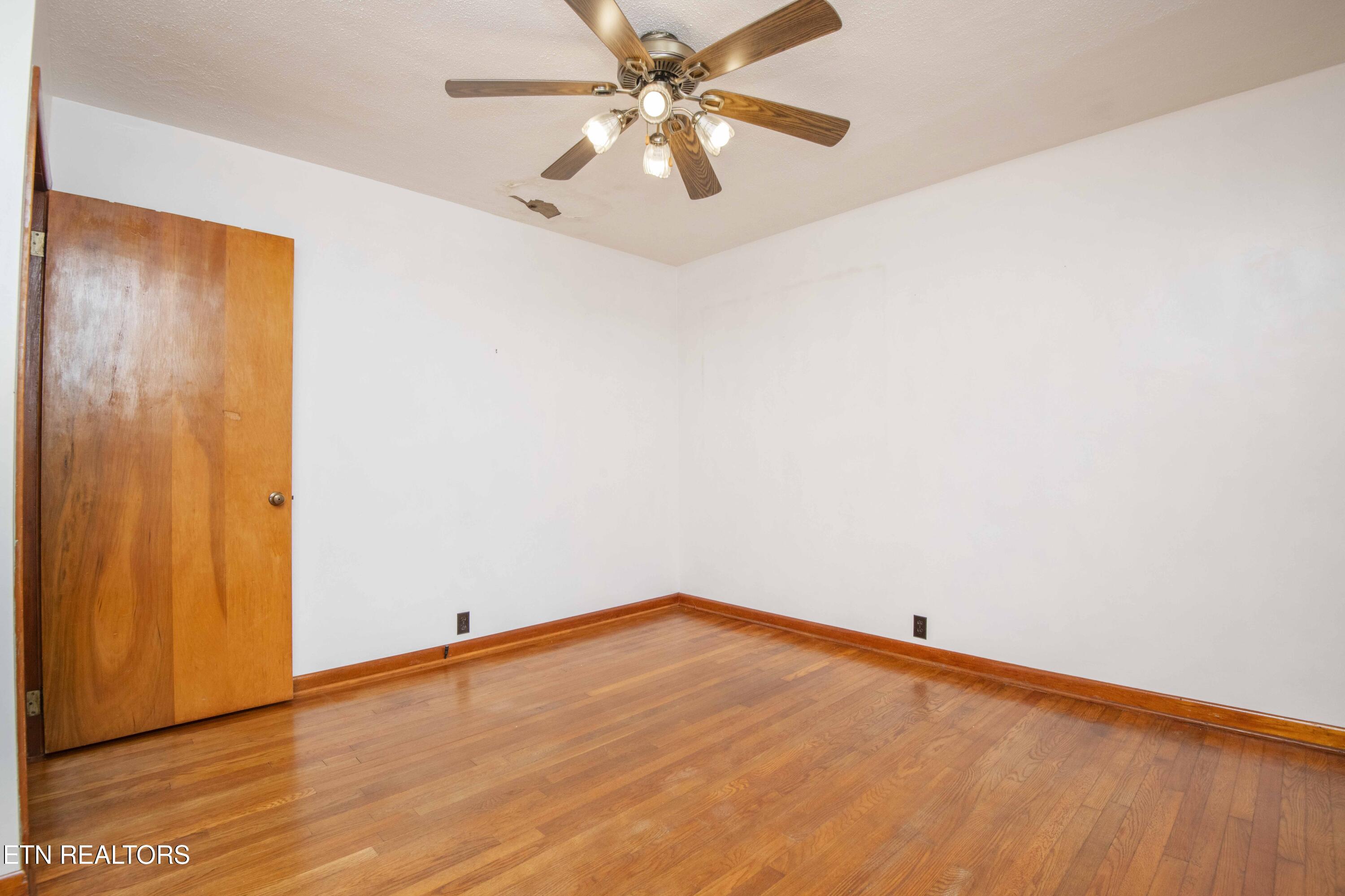 509 Riverside Drive Clinton, TN 37716 - Photo 29 of 52 second bed 2_1