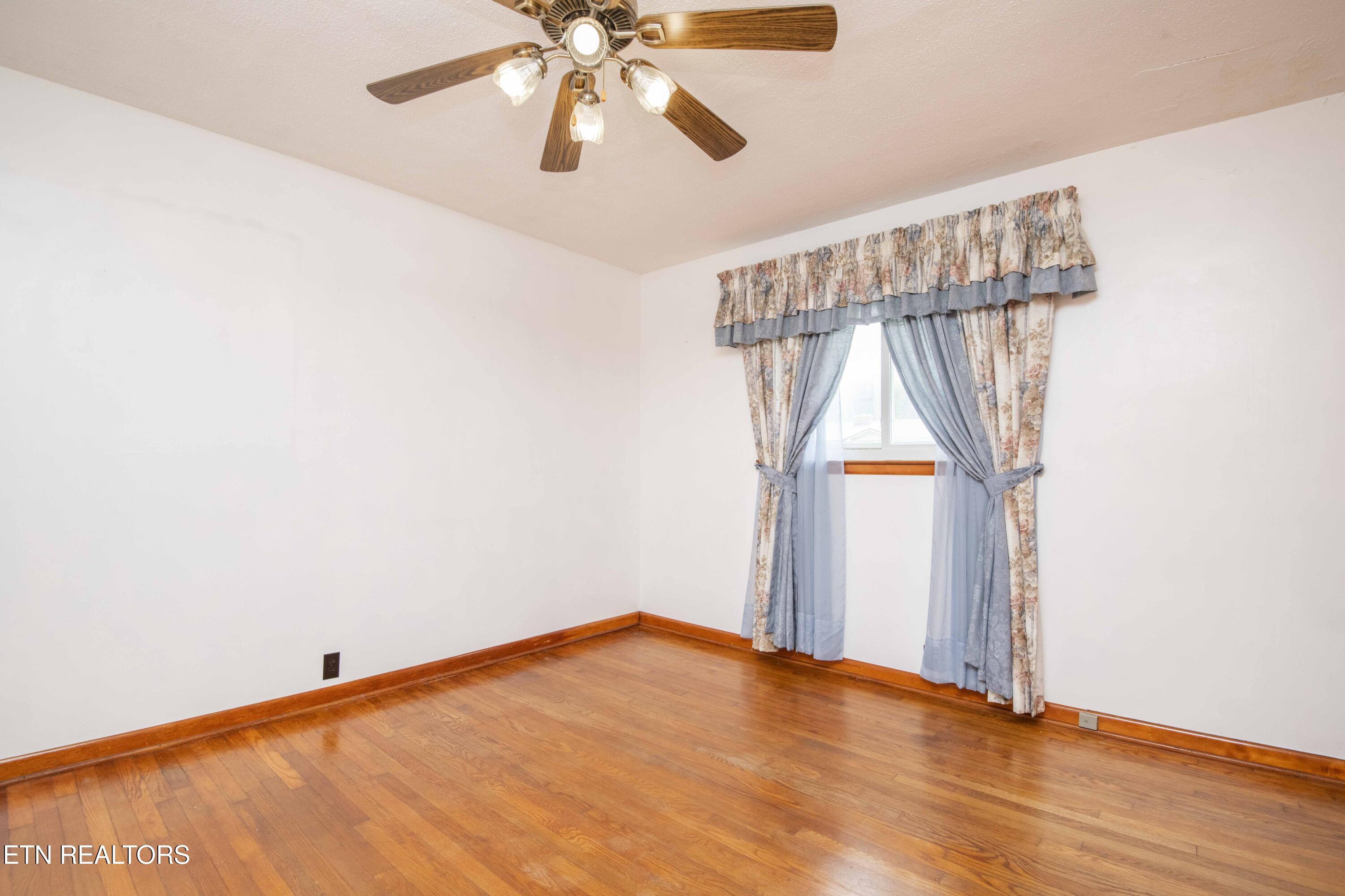 509 Riverside Drive Clinton, TN 37716 - Photo 30 of 52 second bed 3_1