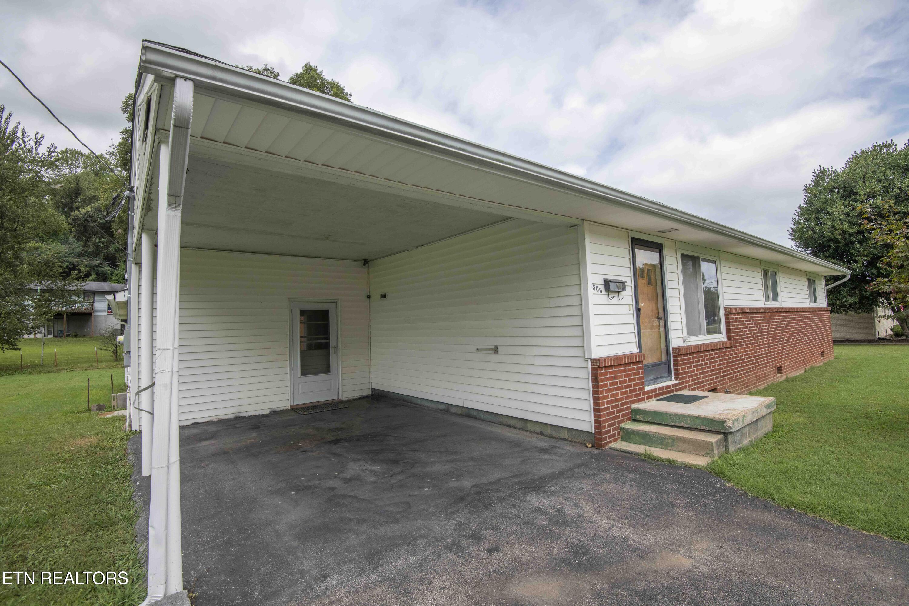 509 Riverside Drive Clinton, TN 37716 - Photo 3 of 52 exterior 3_1