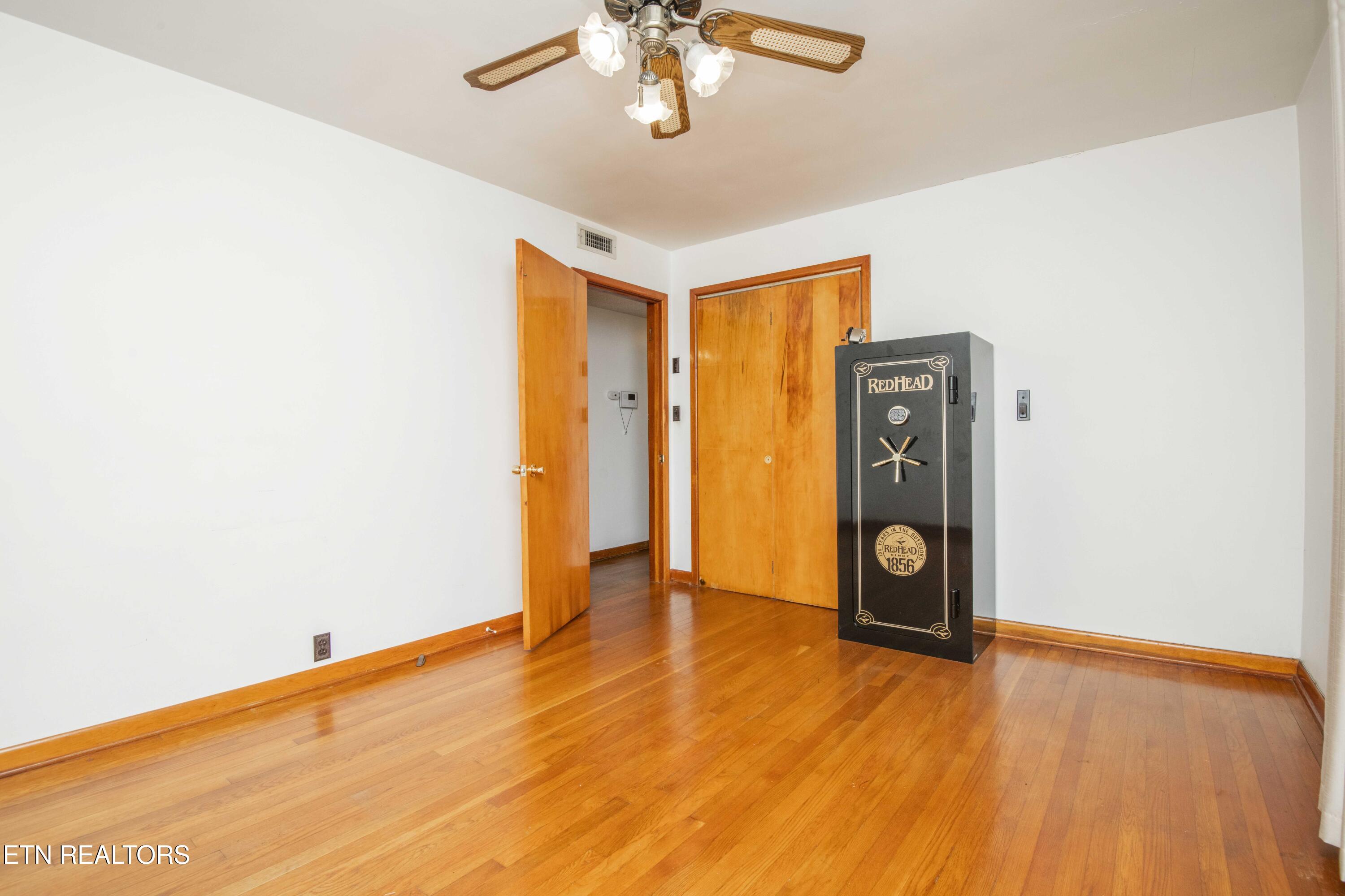 509 Riverside Drive Clinton, TN 37716 - Photo 32 of 52 third bed 1_1