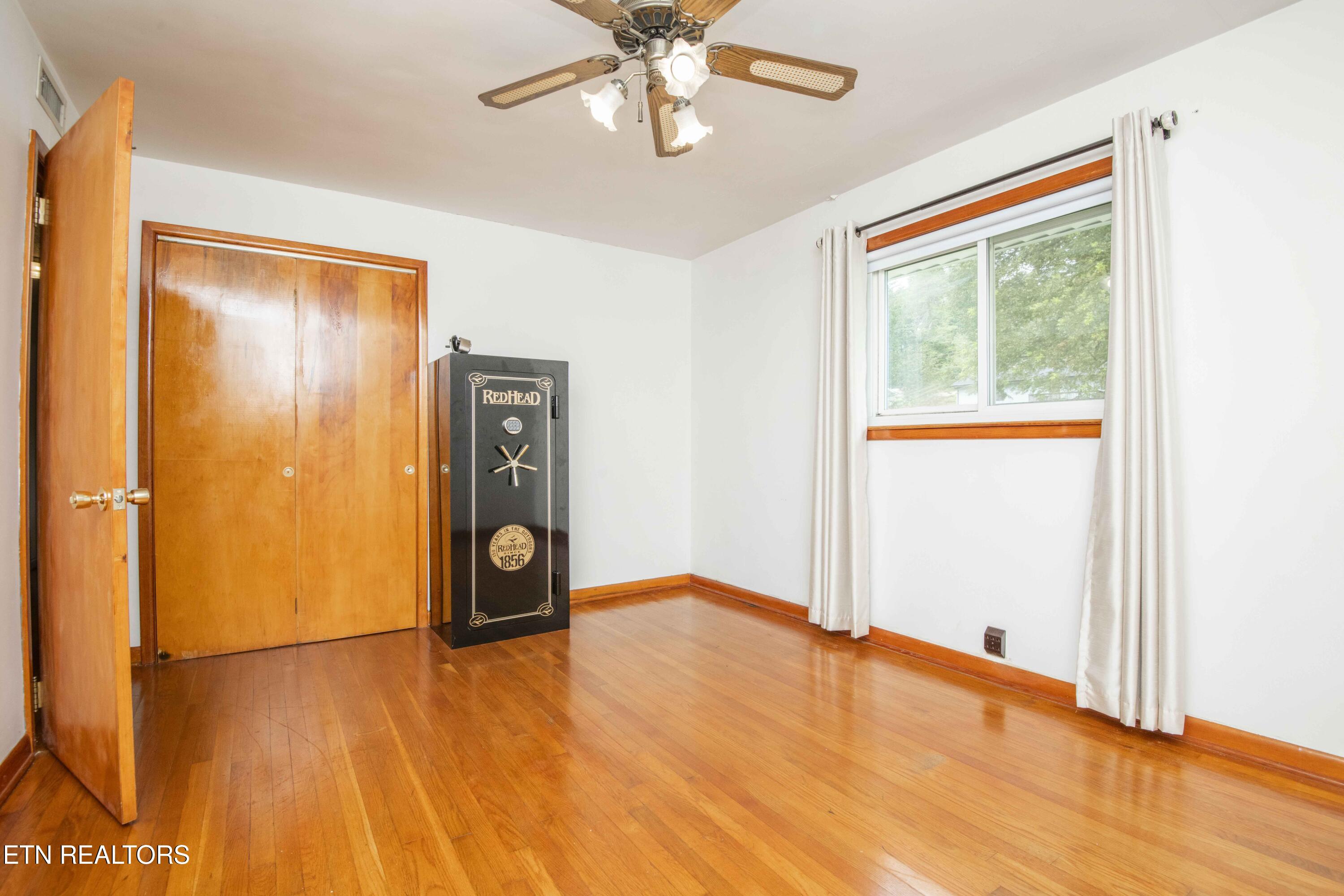 509 Riverside Drive Clinton, TN 37716 - Photo 33 of 52 third bed 2_1