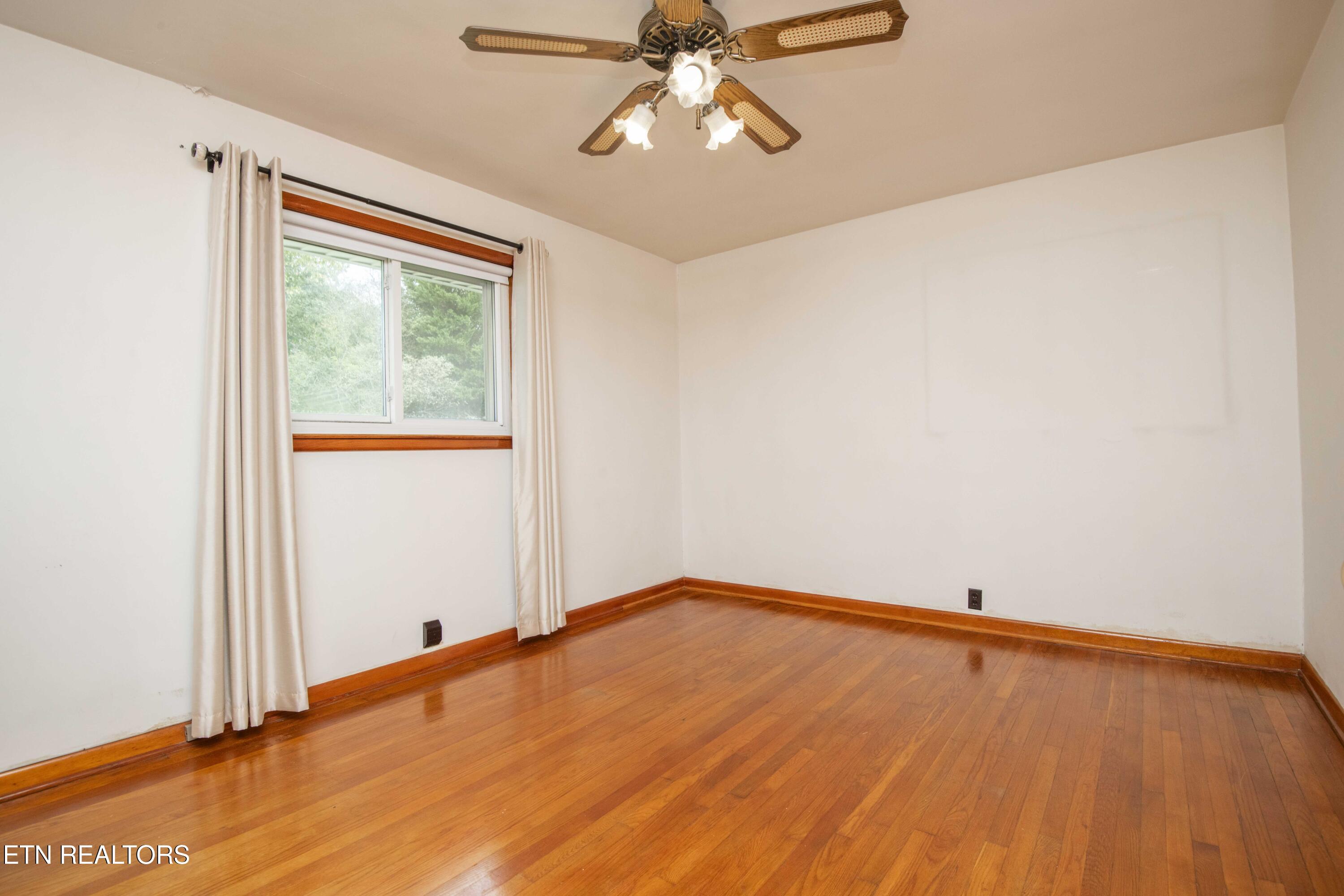 509 Riverside Drive Clinton, TN 37716 - Photo 34 of 52 third bed 3_1