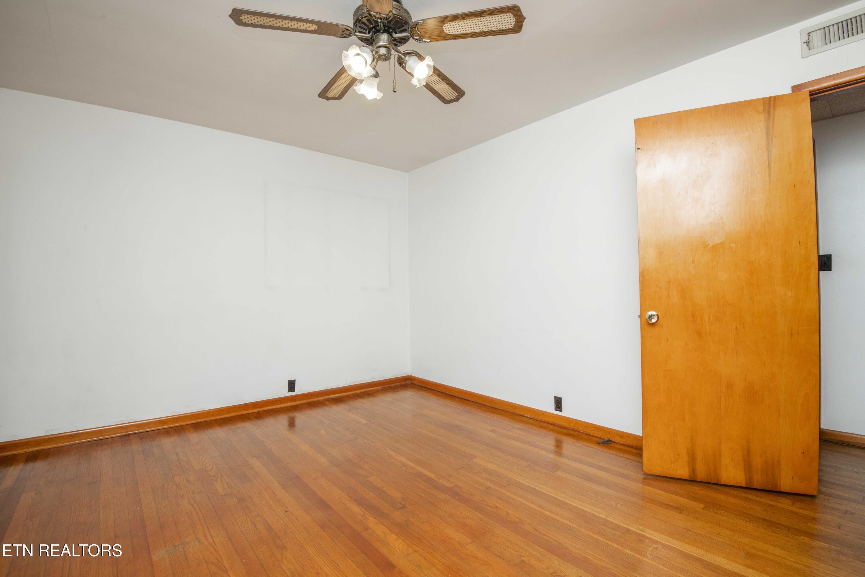 509 Riverside Drive Clinton, TN 37716 - Photo 35 of 52 third bed_1