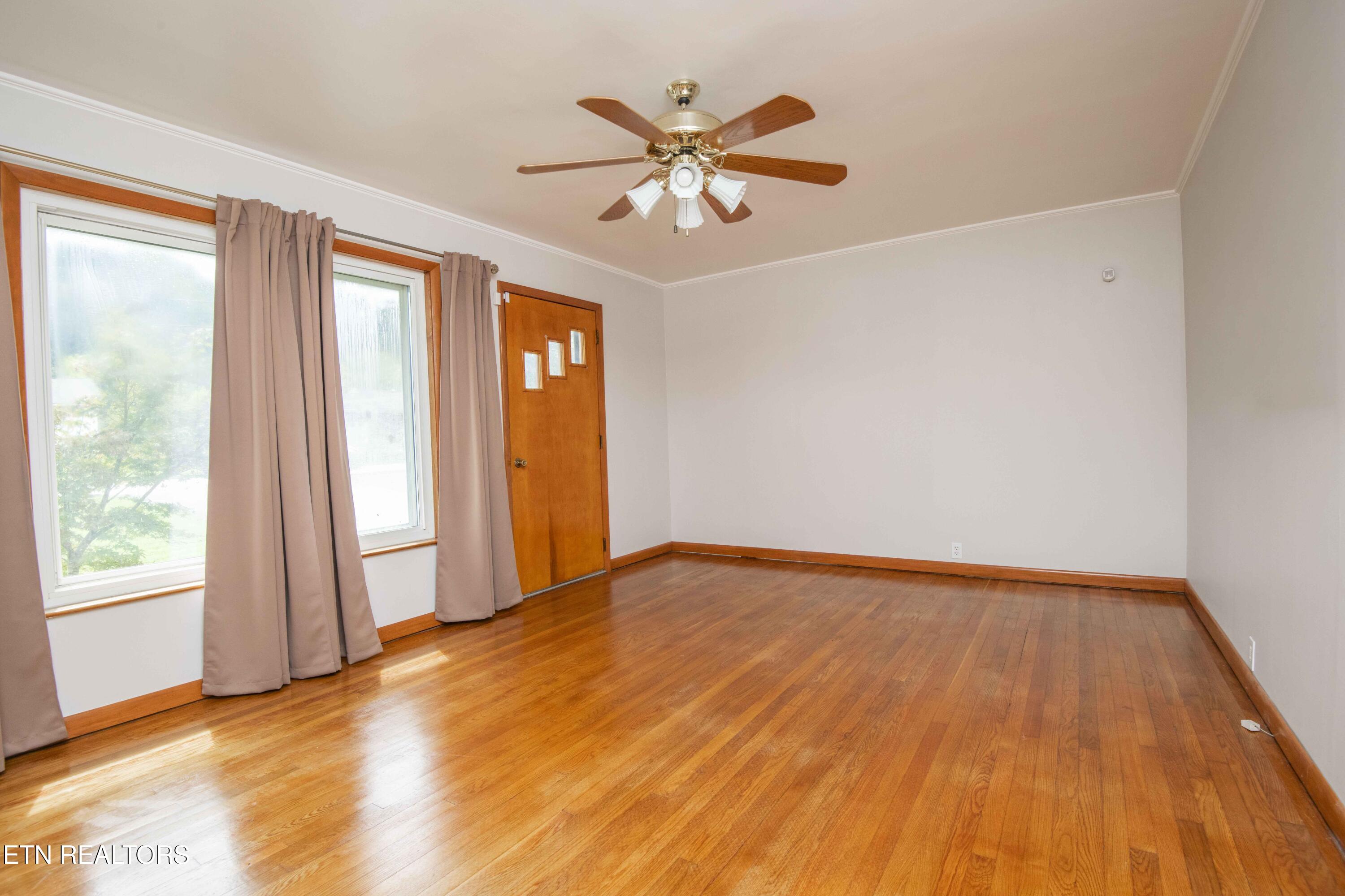 509 Riverside Drive Clinton, TN 37716 - Photo 9 of 52 living 3_1