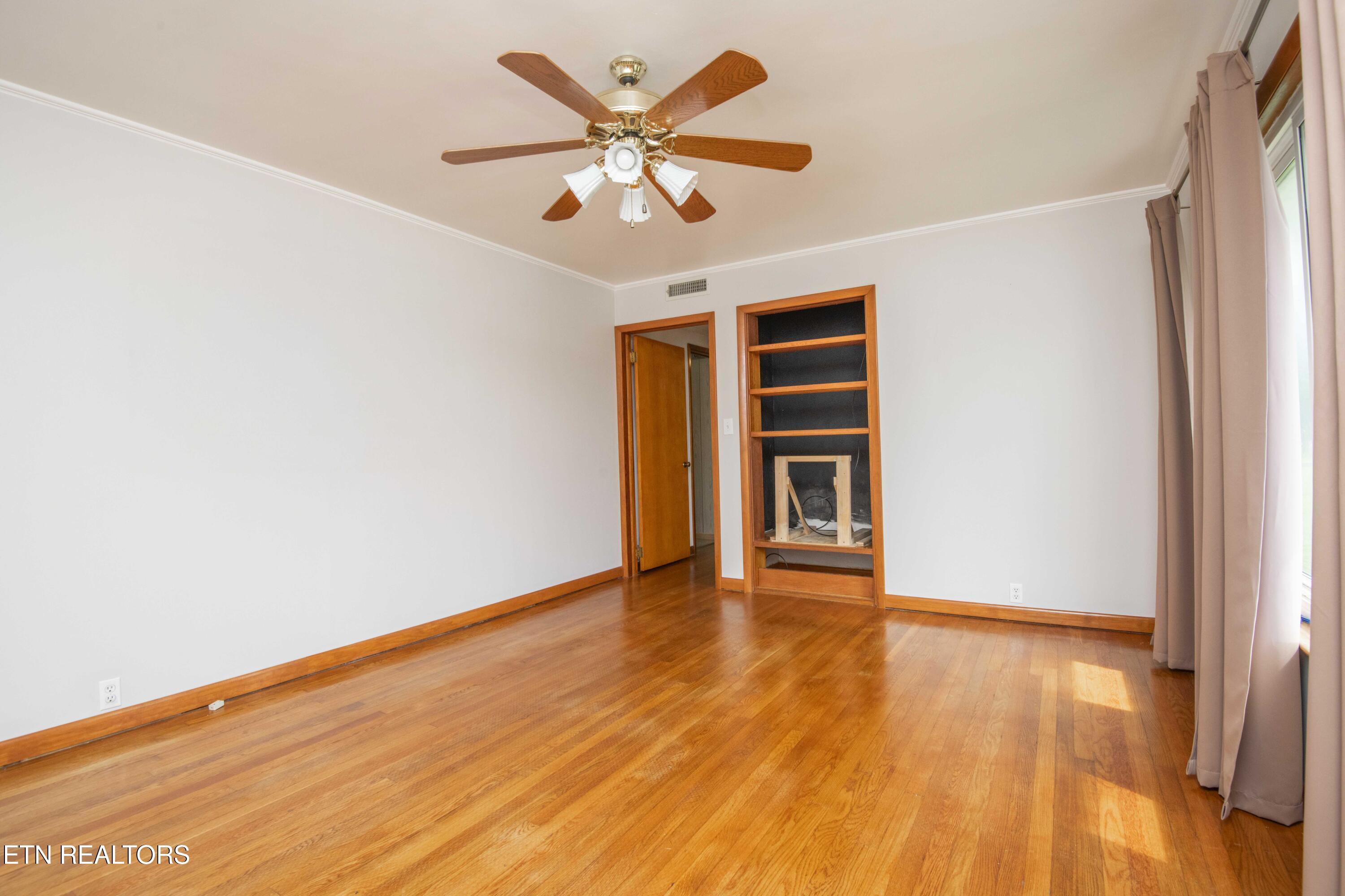 509 Riverside Drive Clinton, TN 37716 - Photo 10 of 52 living 2_1