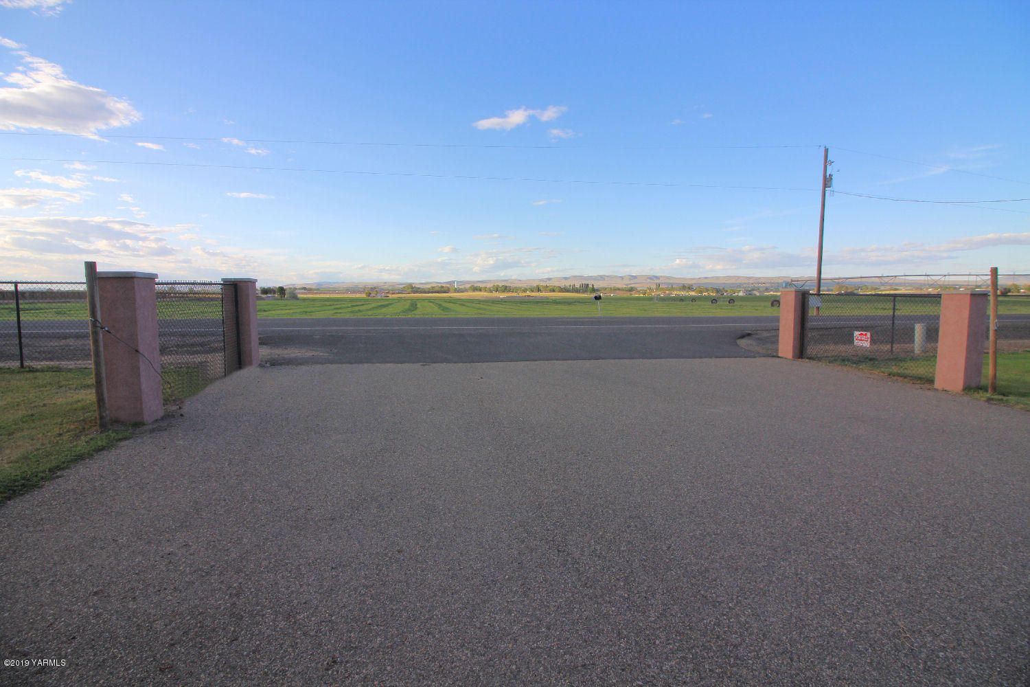 740 Barker Road Granger, WA 98932 - Photo 16 of 19 a view of a road with an ocean view