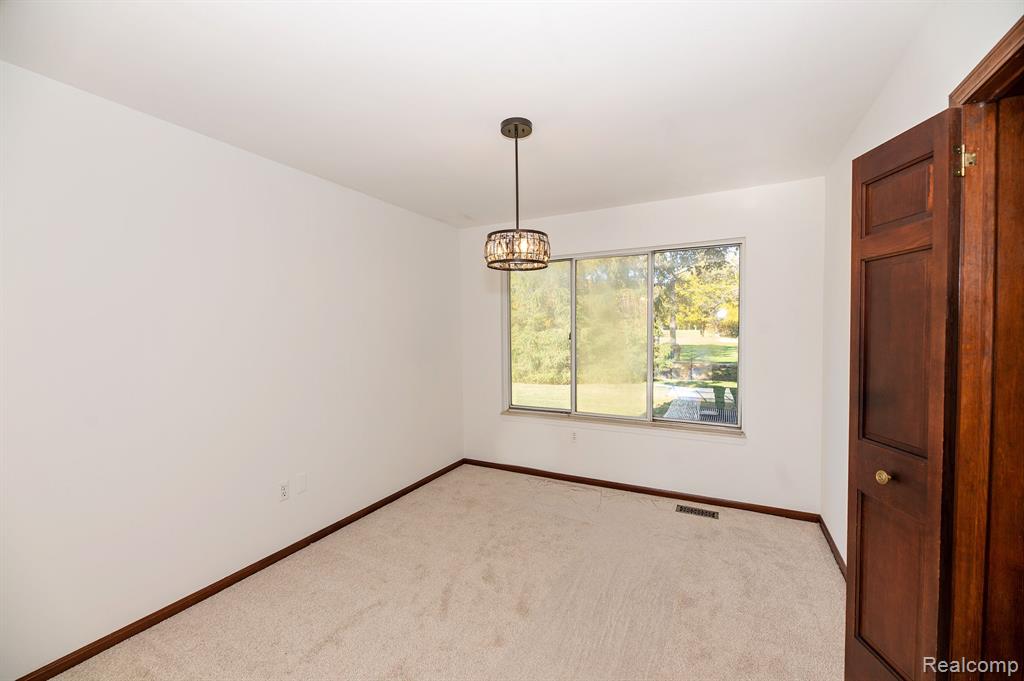 645 Lockmoore Court Rochester Hills, MI 48307 - Photo 9 of 56