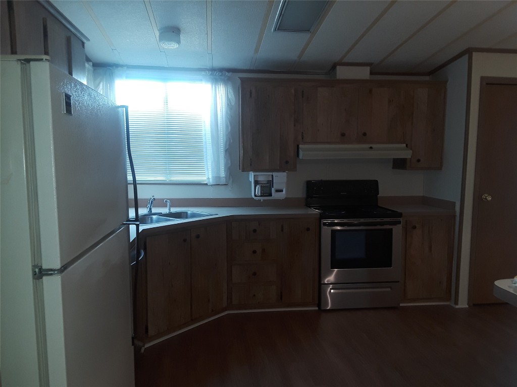 85112 Phillips Road Yulee, FL 32097 - Photo 13 of 17 a kitchen with a refrigerator and a sink