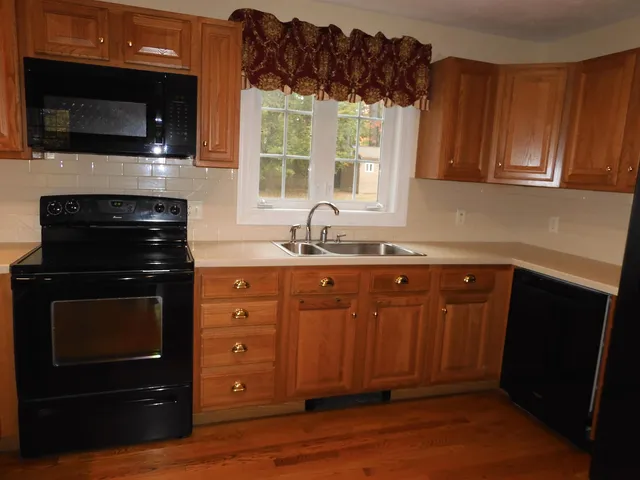 $589,900 | 27 Martins Ferry Road, Hooksett, NH 03106