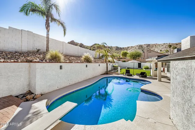 $1,150,000 | 2201 East Shea Boulevard, Phoenix, AZ 85028