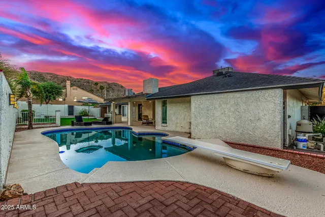 $1,150,000 | 2201 East Shea Boulevard, Phoenix, AZ 85028