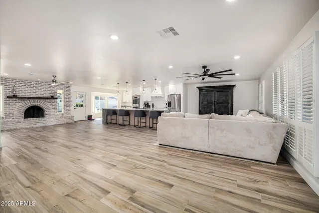 $1,150,000 | 2201 East Shea Boulevard, Phoenix, AZ 85028