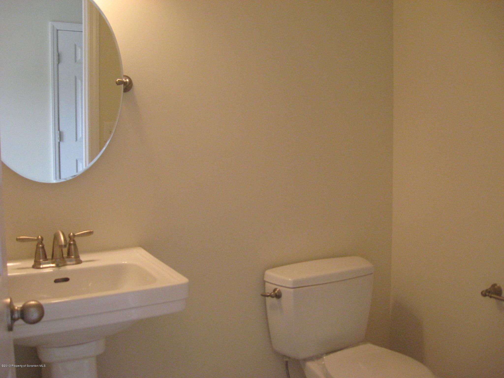 27 Wyndham Road Clarks Summit, PA 18411 - Photo 2 of 13 Gallery Image 2