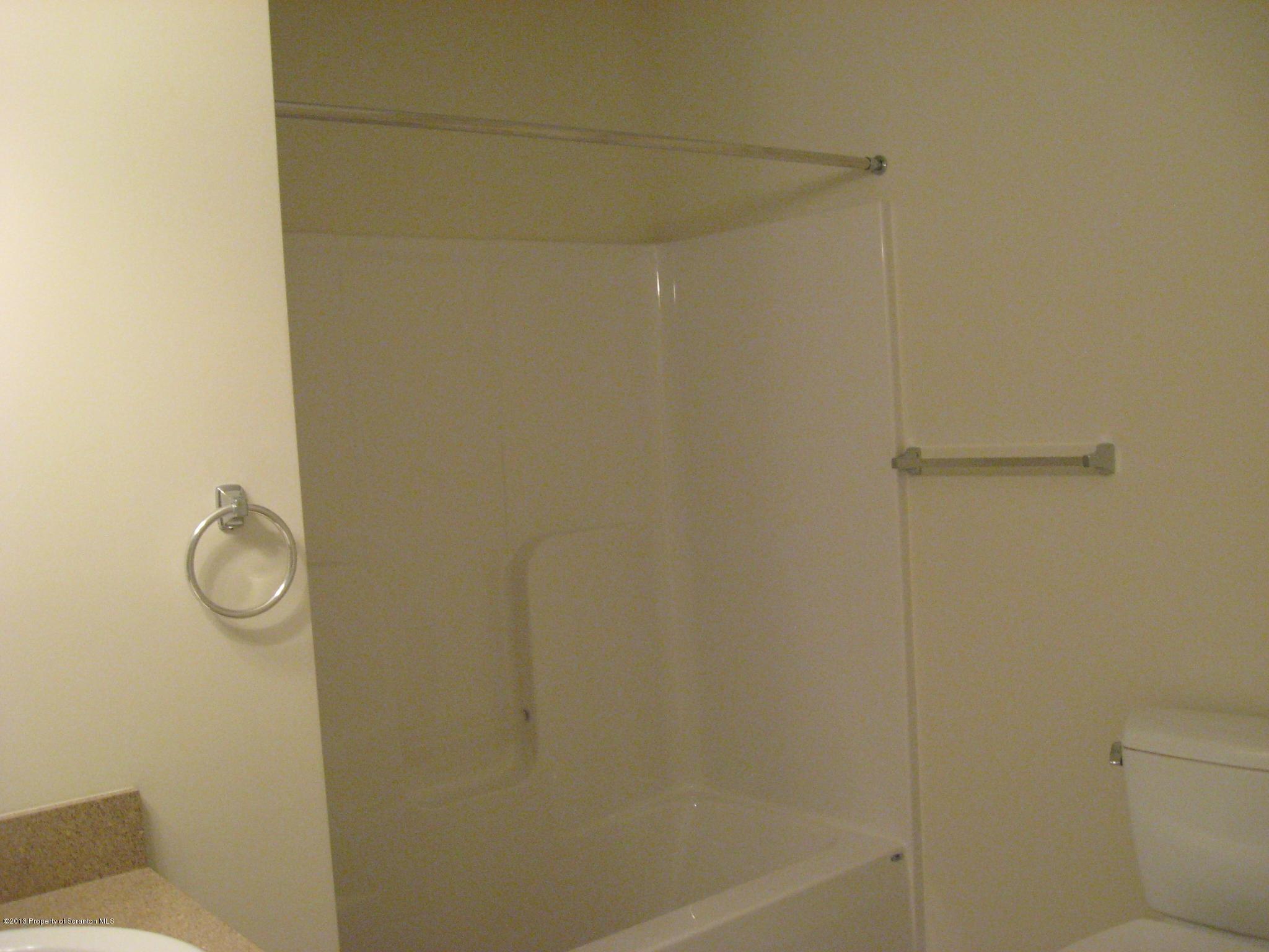 27 Wyndham Road Clarks Summit, PA 18411 - Photo 8 of 13 Gallery Image 8