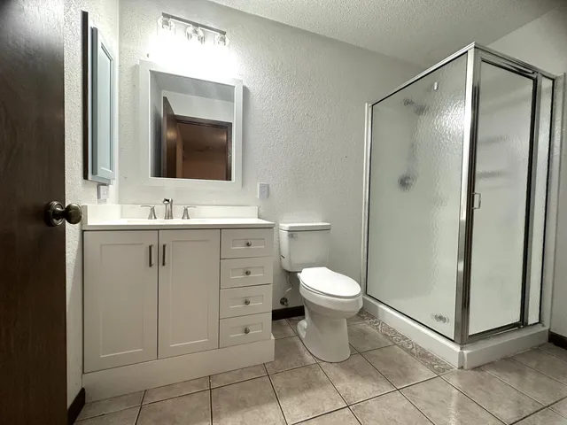 a view of empty room with window