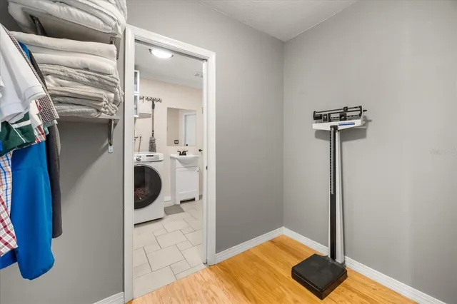 a view of a house with backyard and garden