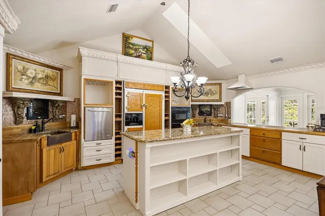 a view of a livingroom with furniture and windows