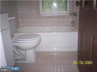 979 Trent Road Camden, NJ 08104 - Photo 8 of 12 Bathroom