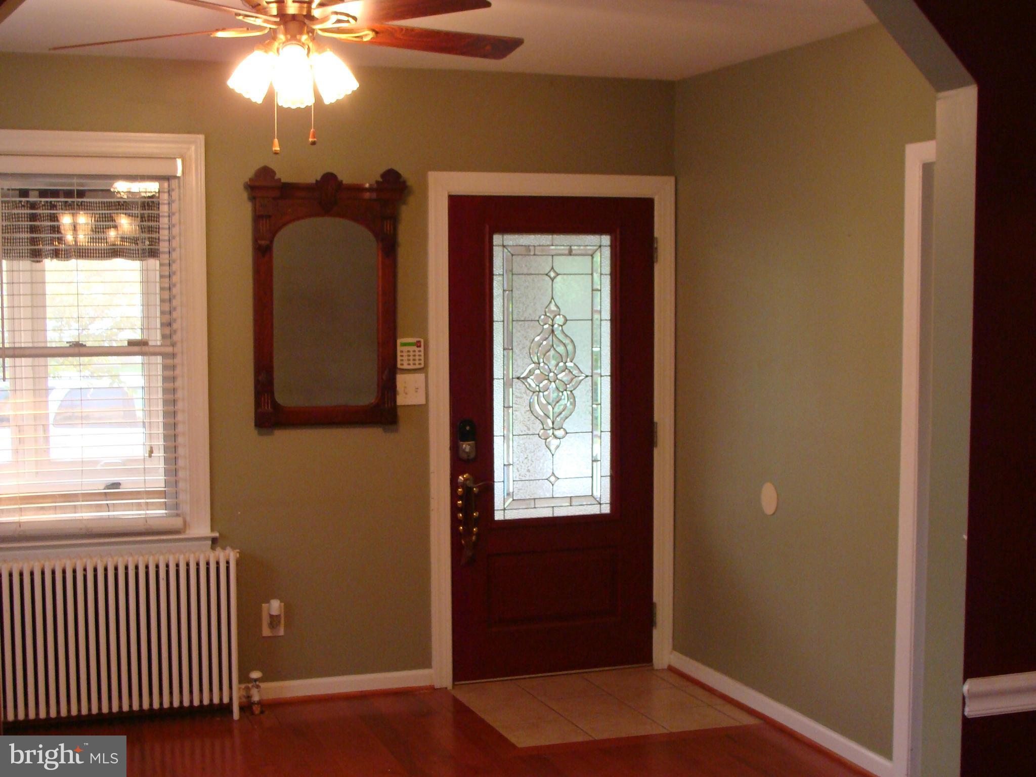 5637 Ashbourne Road Halethorpe, MD 21227 - Photo 5 of 30 Living Room
