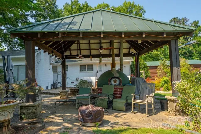 a view of a backyard