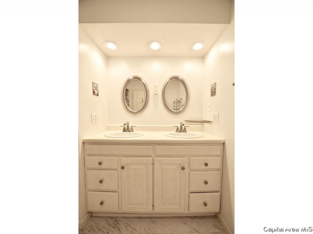 1818 MayField Road Chatham, IL 62629 - Photo 18 of 34 Gallery Image 18