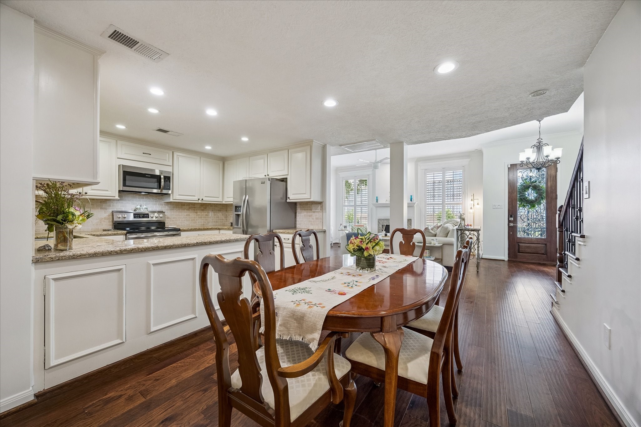 4520 Dickson Street Houston, TX 77007 - Photo 10 of 25 Dining area adjacent to the kitchen.