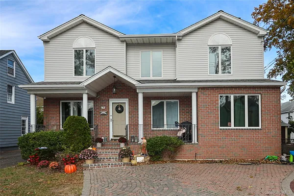 $3,700 | 83 Lexington Avenue, Unit 2, Westbury, NY 11590