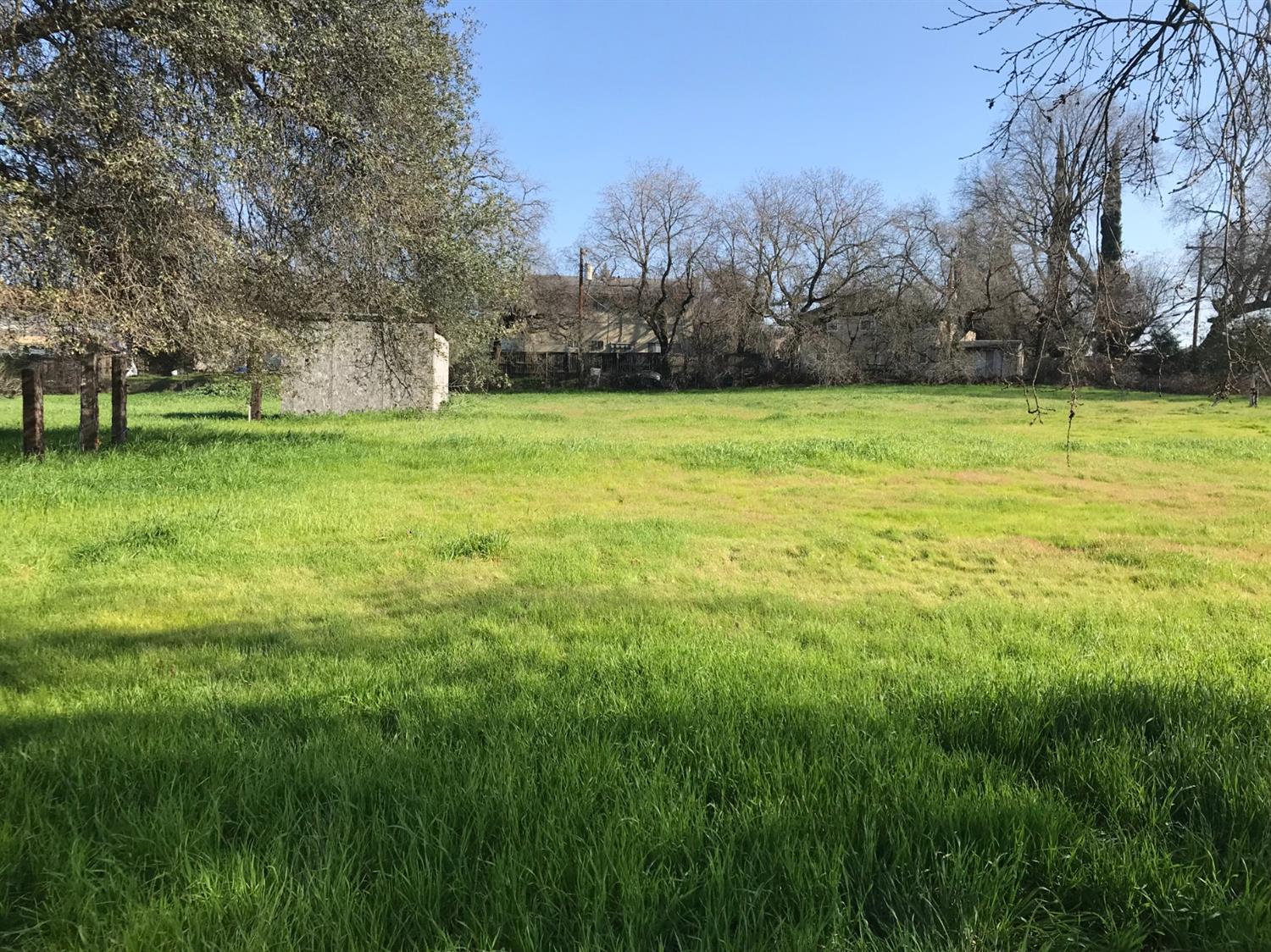 7828 Old Auburn Road Citrus Heights, CA 95610 - Photo 4 of 12 a view of a yard with a house in the background