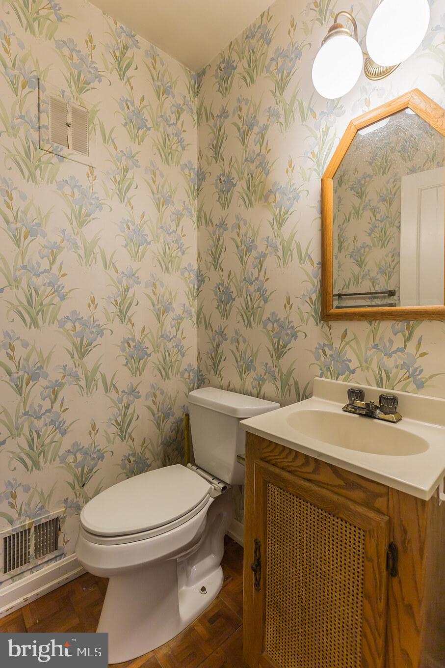 8314 Wickham Road Springfield, VA 22152 - Photo 19 of 31 Main level Half bath